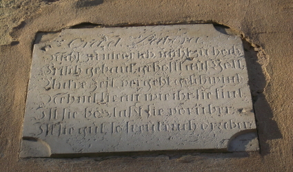 Sandsteintafel mit Inschrift "Ora et labora", Giebel Bauernhaus